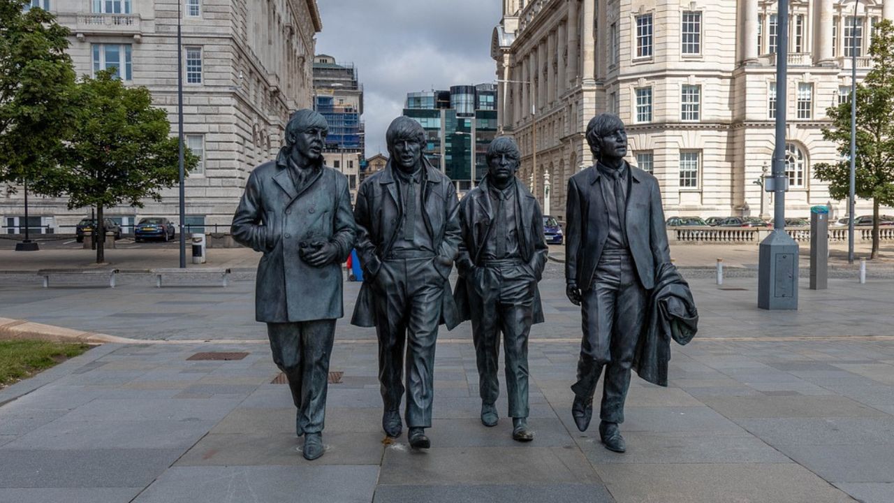 Documentos legales relacionados con los Beatles se vendieron en Londres por más de 11 mil dólares en subasta.