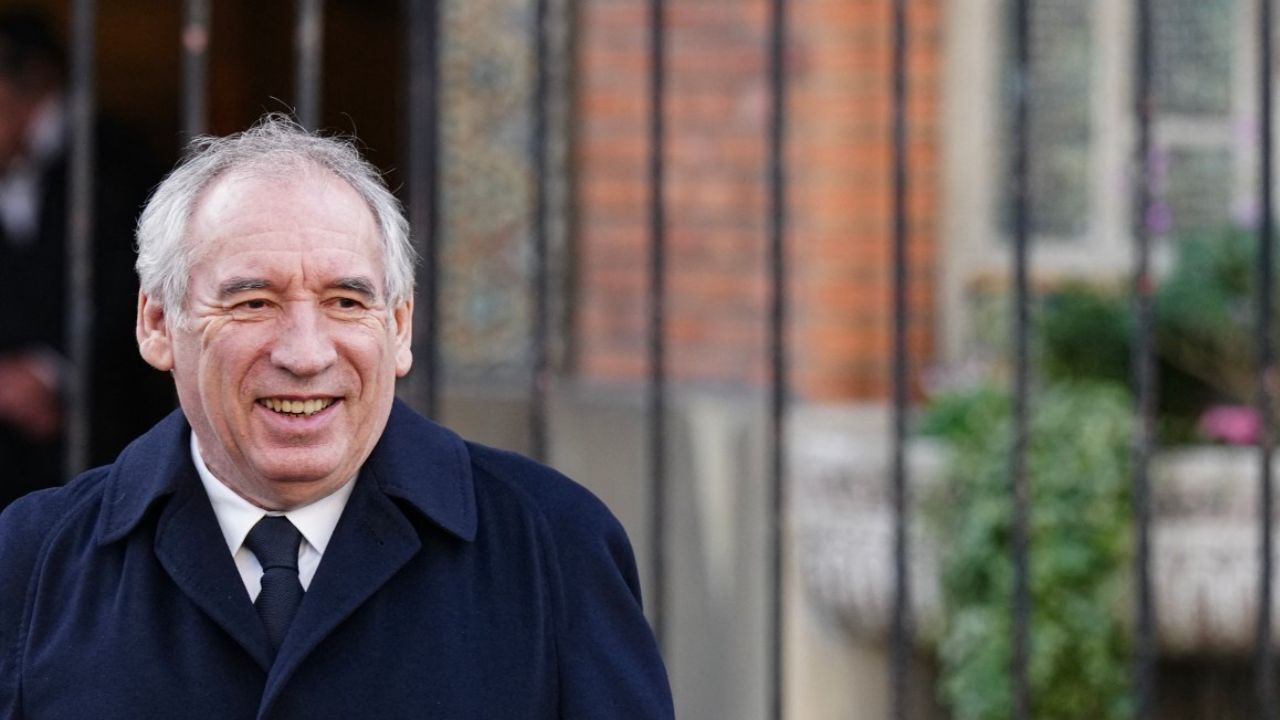 El presidente francés, Emmanuel Macron, nombró este viernes primer ministro a su aliado centrista y veterano político François Bayrou.