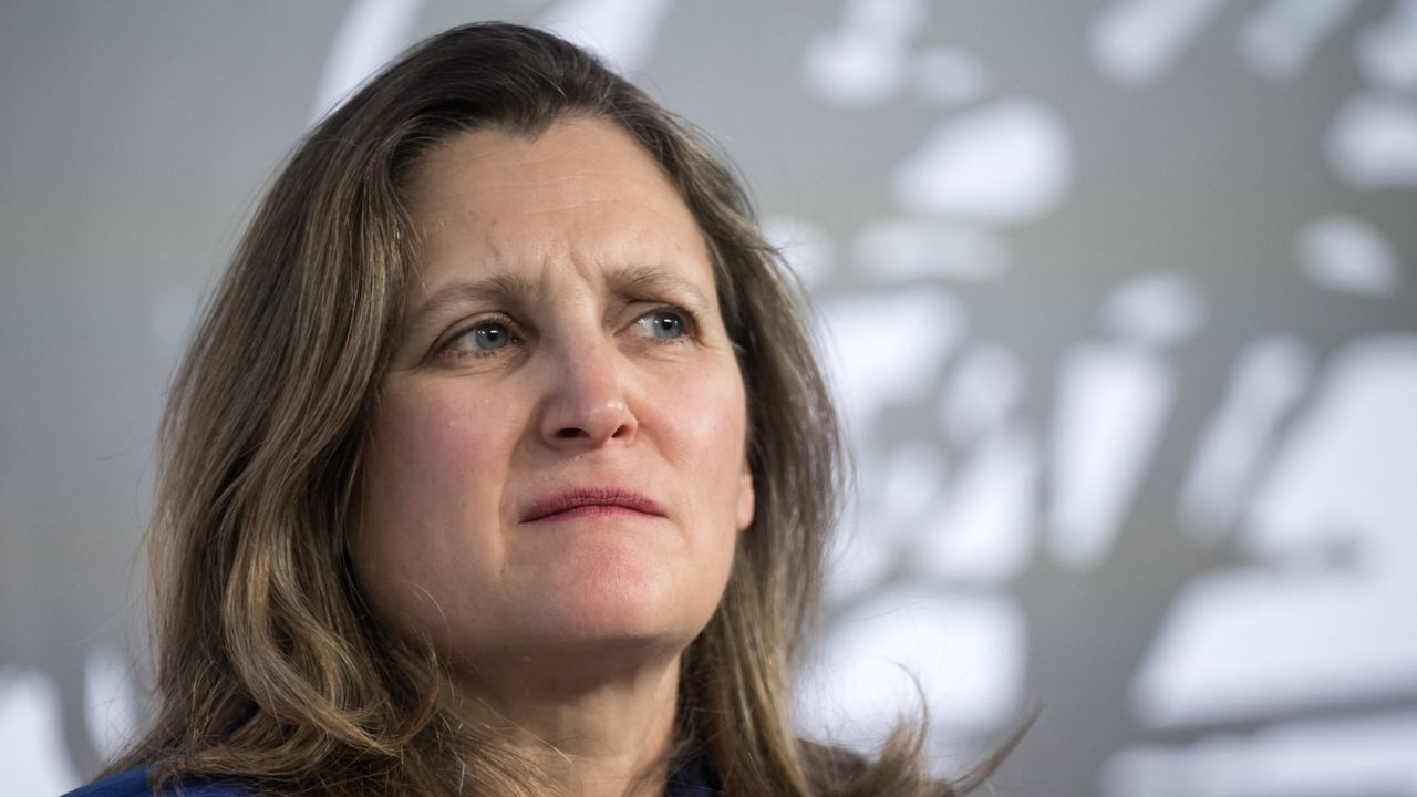 Chrystia Freeland anunció este lunes su dimisión del gobierno en medio del desacuerdo con Justin Trudeau sobre cómo enfrentar a Donald Trump.