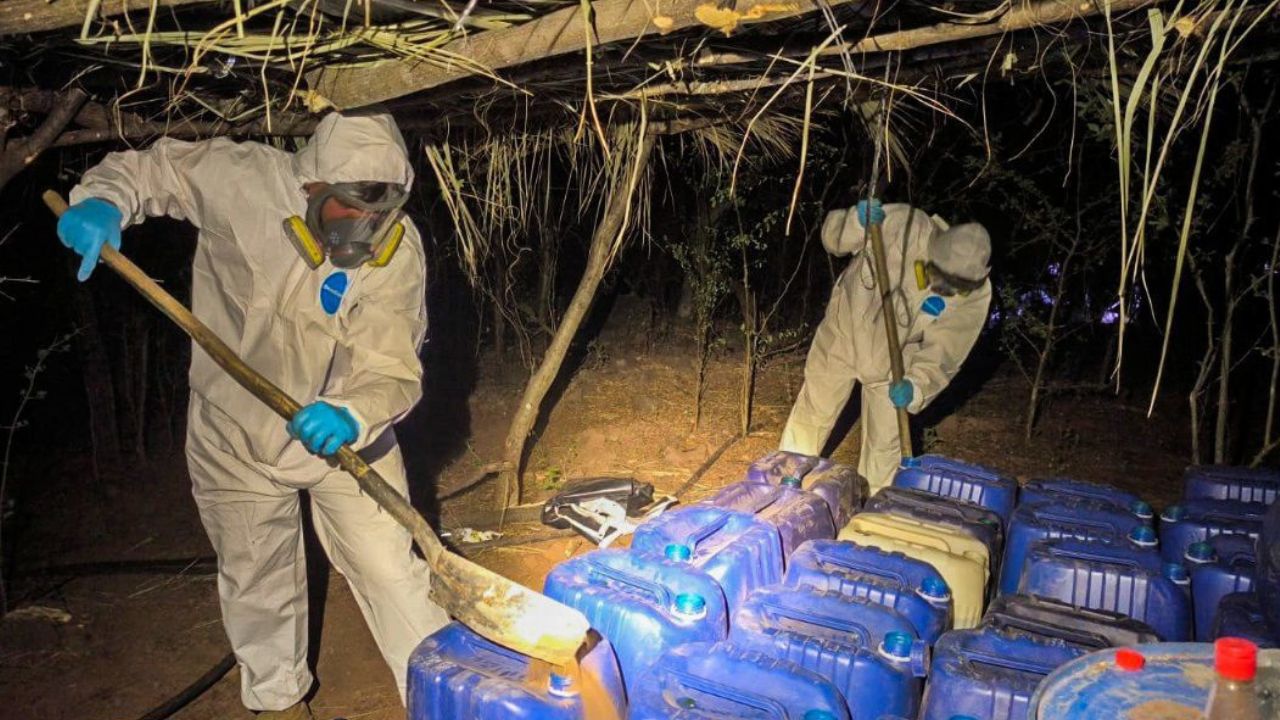 La policía desmanteló uno de los más grandes laboratorios de cocaína durante una operación que resultó en siete arrestos.