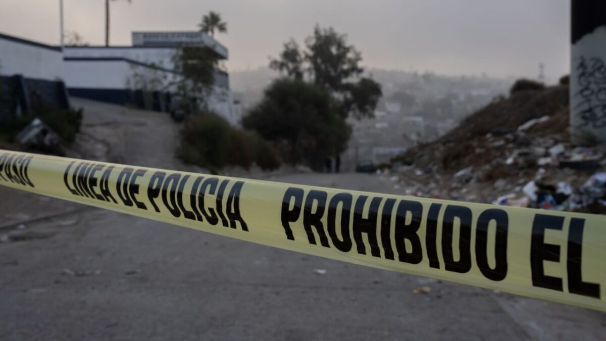 Calle acordonada en Guanajuato por una cinta policiaca tras balacera.