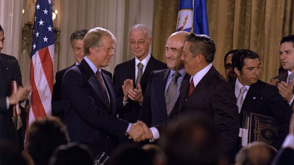 Jimmy Carter junto con Omar Torrijos, en la firma del tratado para devolver el Canal de Panamá.