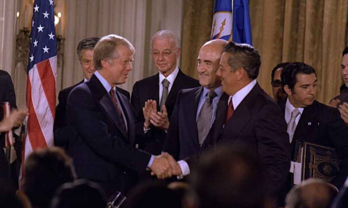 Jimmy Carter junto con Omar Torrijos, en la firma del tratado para devolver el Canal de Panamá.