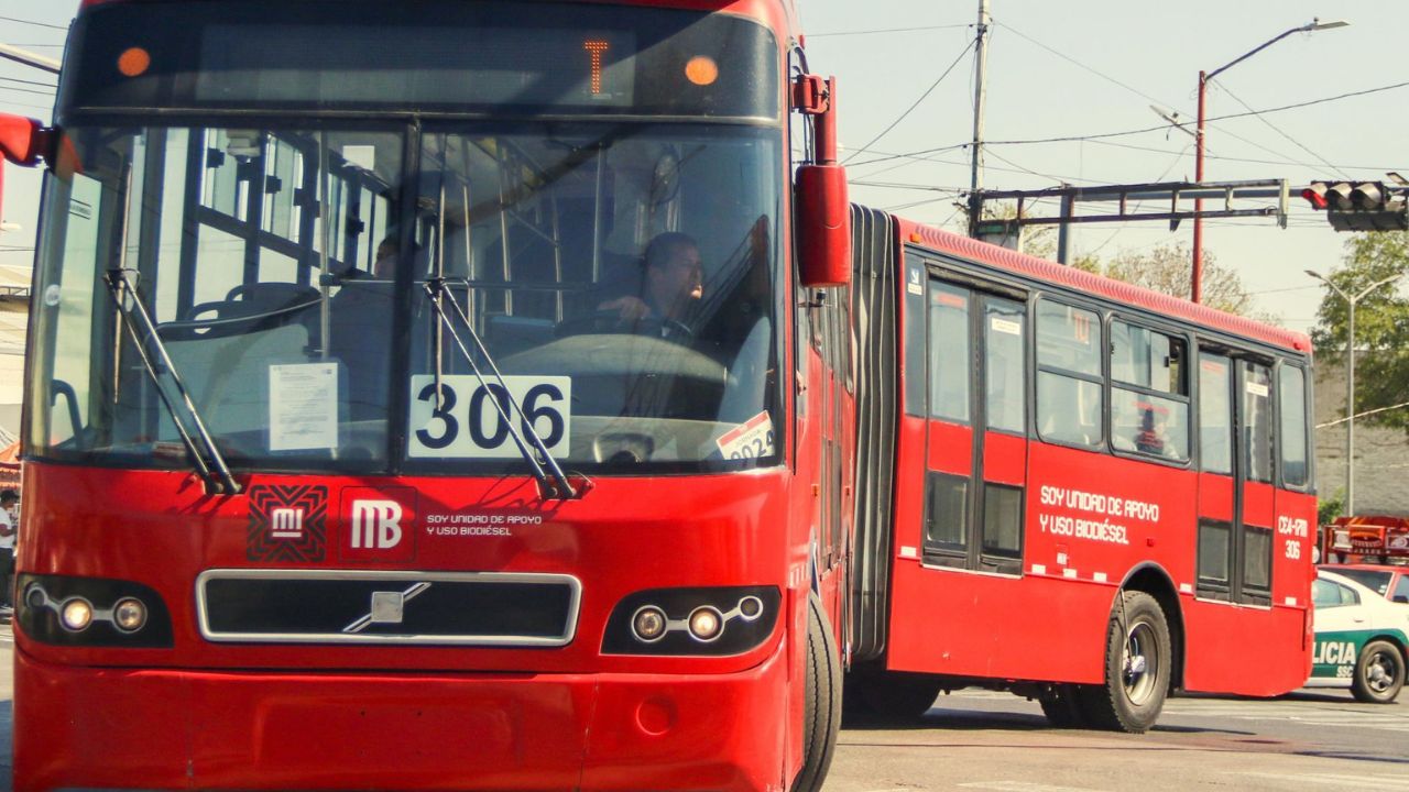 Hospitalizan a peatón tras ser arrollado por Metrobús de la Línea 3