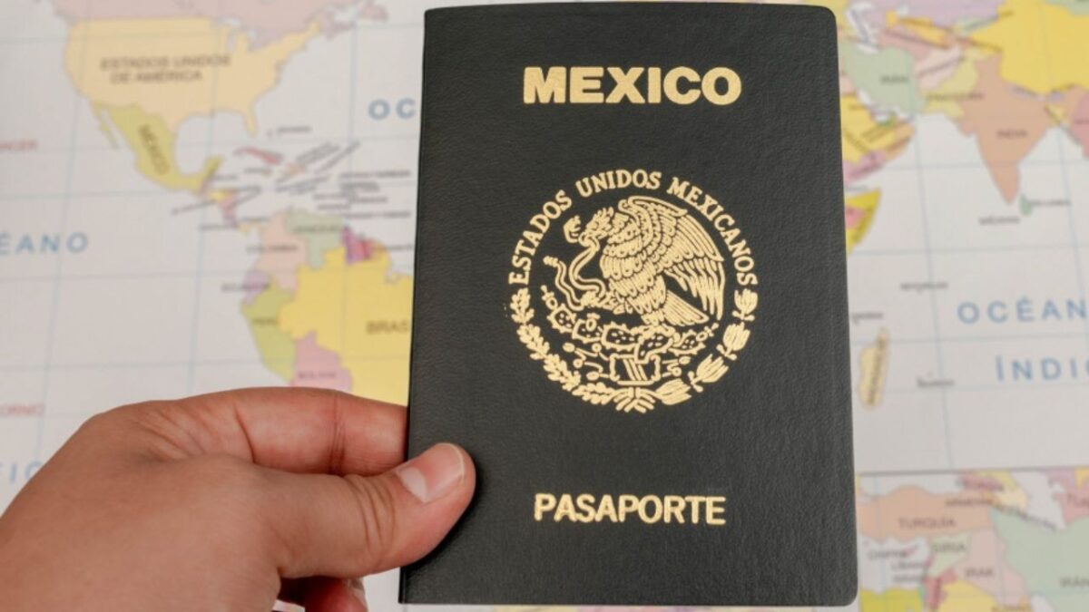 Pasaporte mexicano en mano.