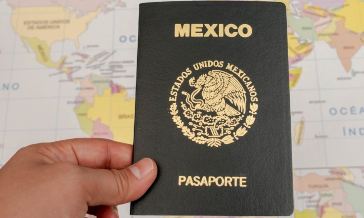 Pasaporte mexicano en mano.