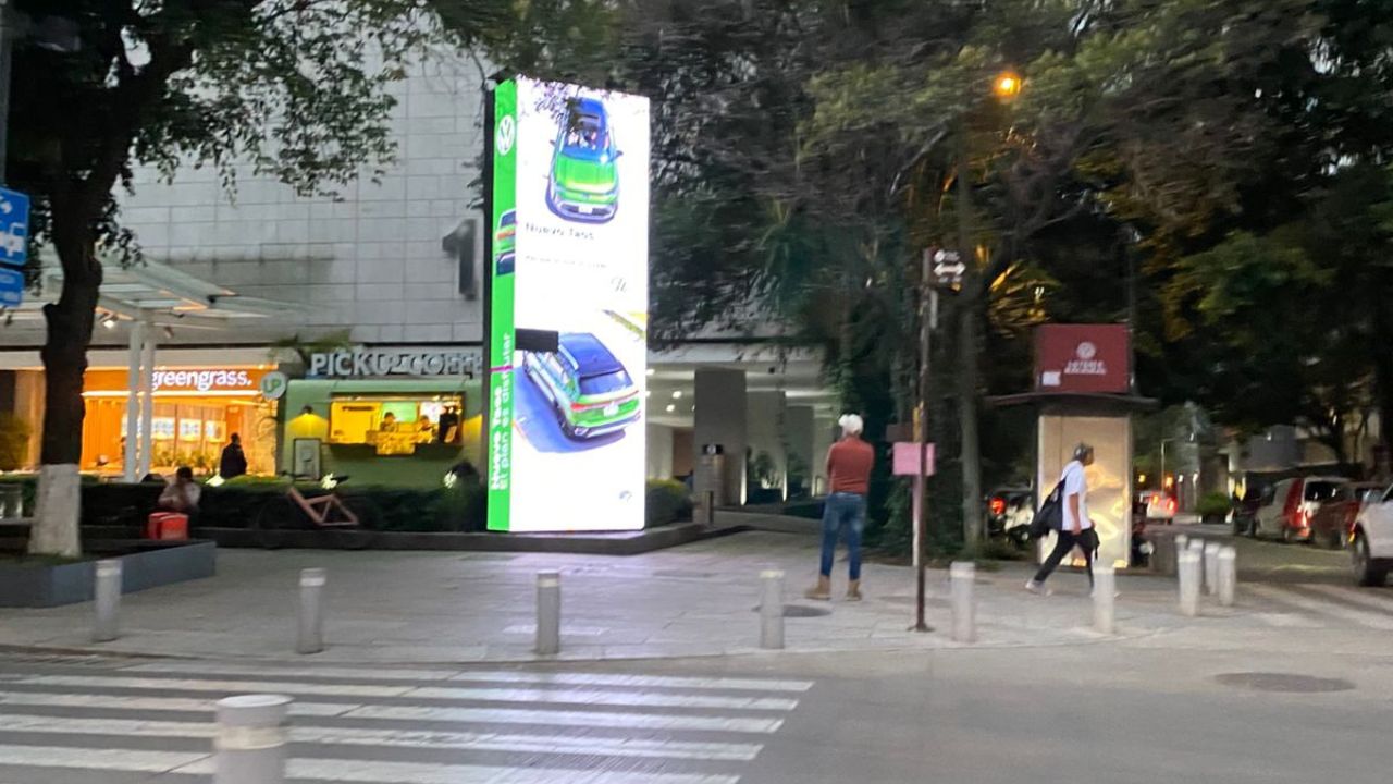 Denuncian vecinos instalación ilegal de tótem publicitario en Polanco