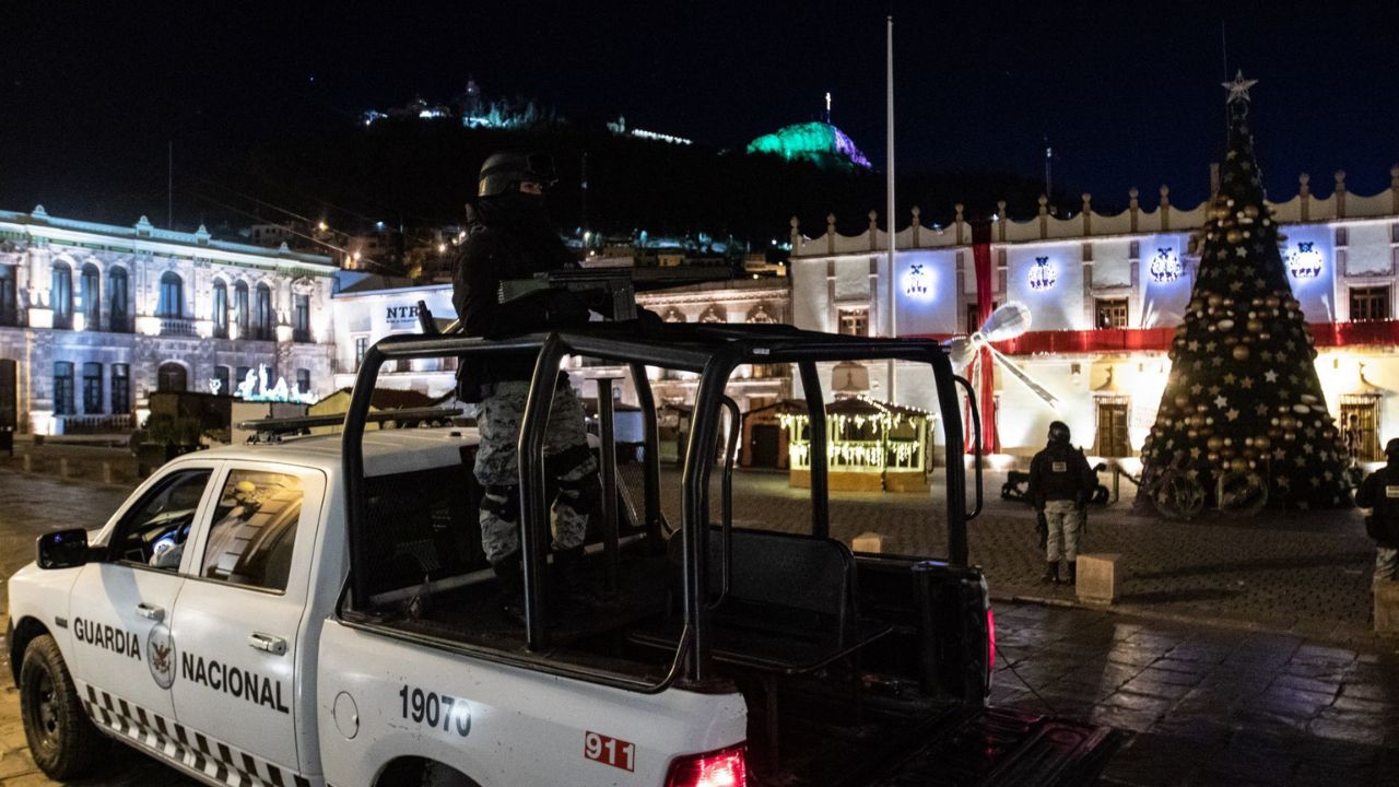 Patrulla de la Guardia Nacional en el nacimiento navideño en Puebla.