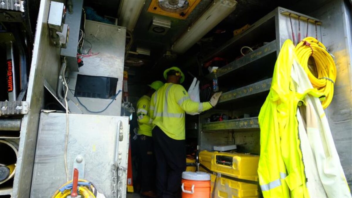 Empleados de LUMA Energy laborando para restablecer el servicio eléctrico en Puerto Rico.