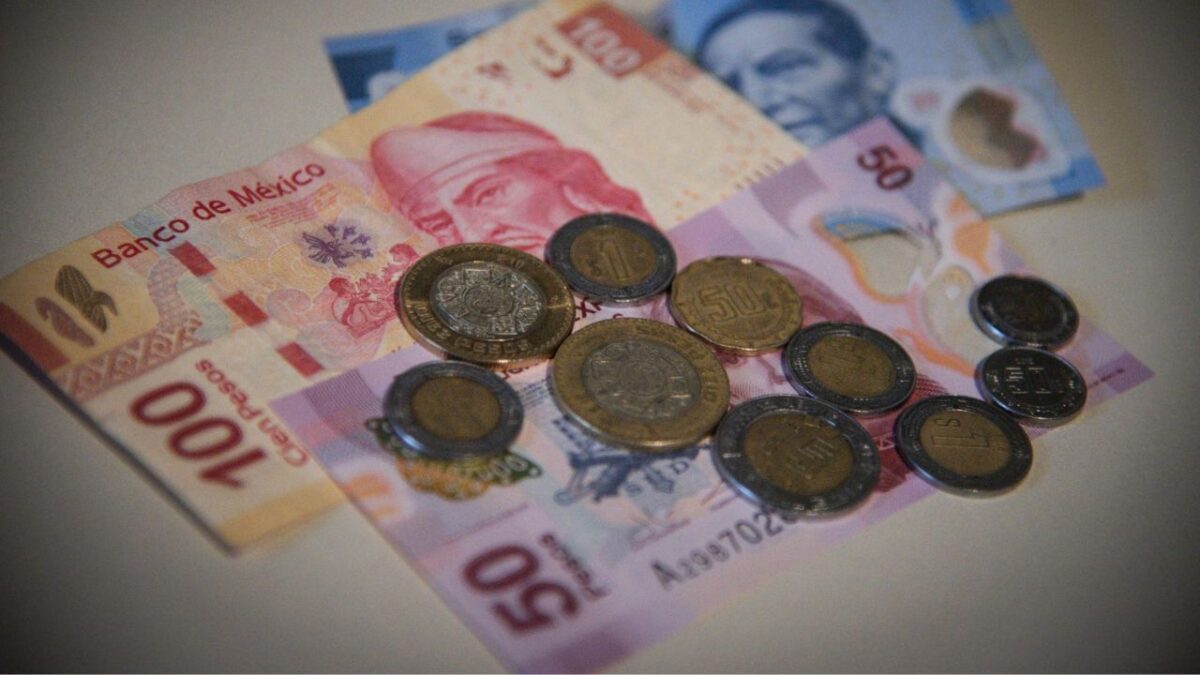 Monedas y billetes de México que conforman el salario mínimo en 2025.