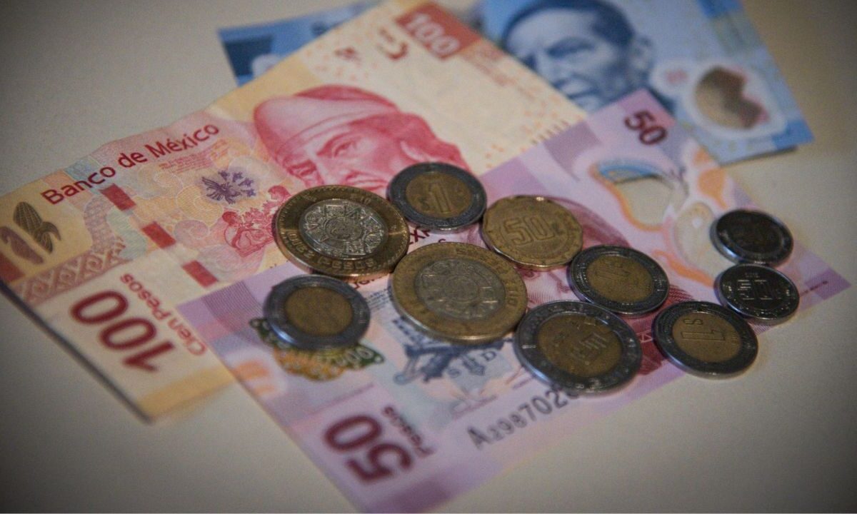 Monedas y billetes de México que conforman el salario mínimo en 2025.