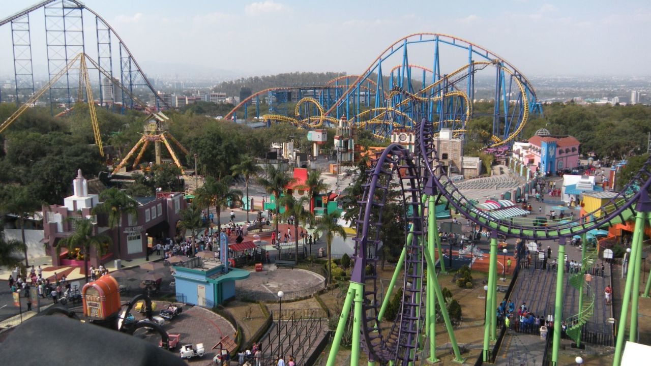 Vista desde las alturas de las atracciones de Six Flags México.