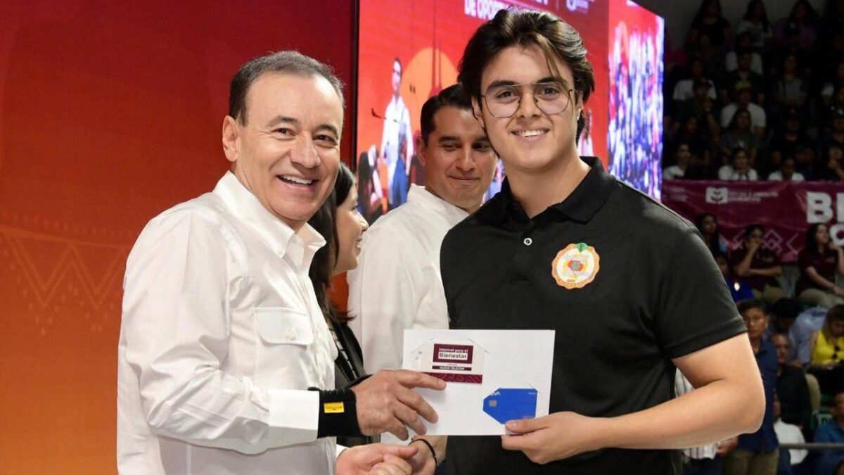 Becas entregadas por el gobernador Alfonso Durazo a los alumnos de los distintos niveles educativos en el estado de Sonora.