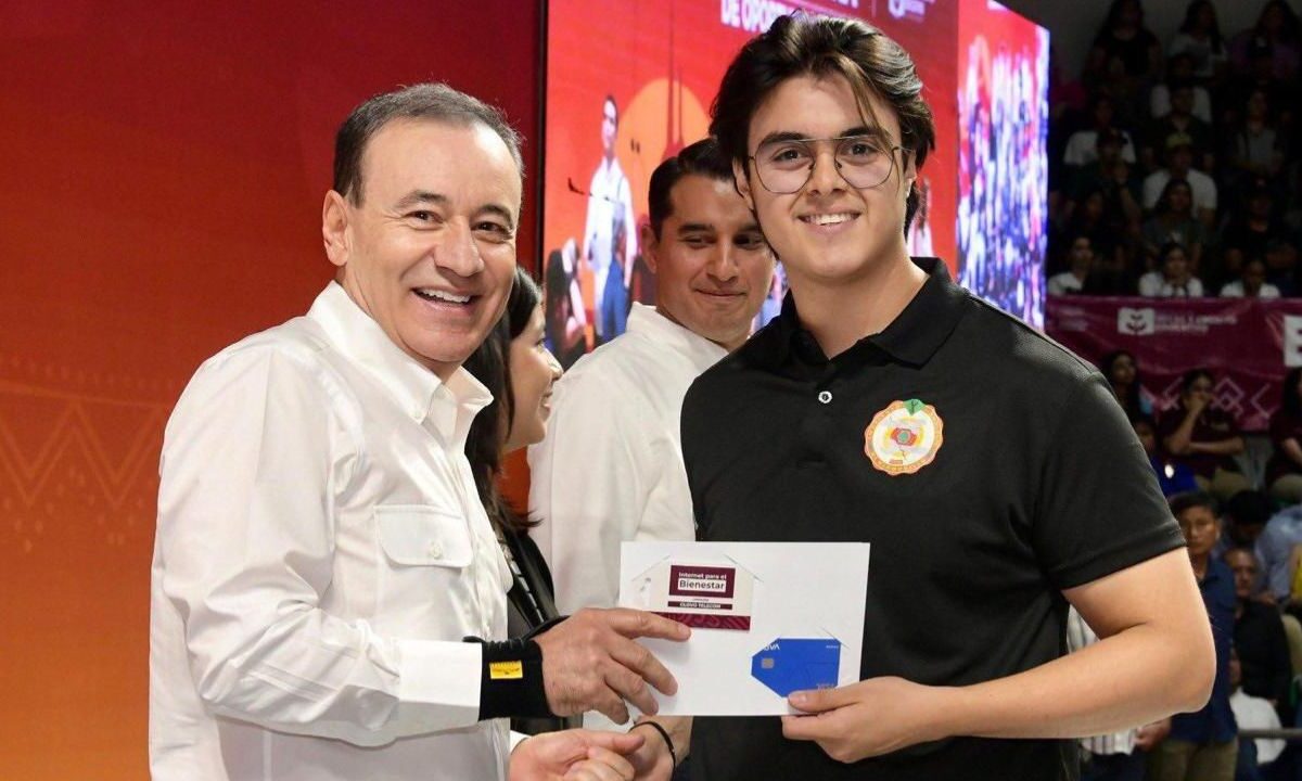 Becas entregadas por el gobernador Alfonso Durazo a los alumnos de los distintos niveles educativos en el estado de Sonora.