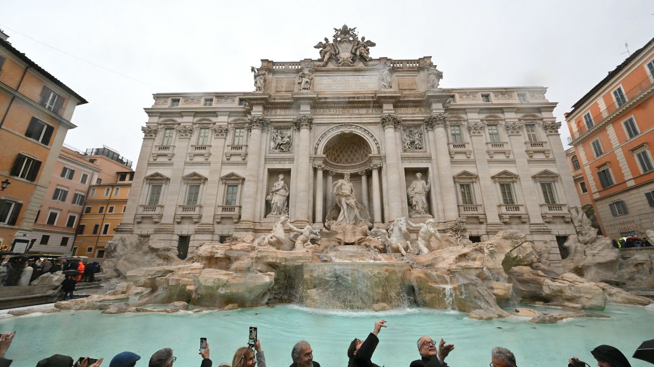 Los numerosos turistas –entre 10 mil y 12 mil por día hasta ahora– lanzan monedas en la fuente