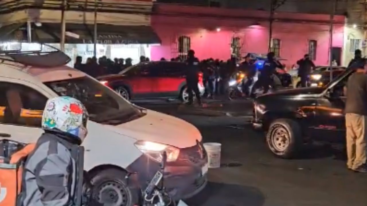 Vecinos se enojan porque no los dejaron cerrar la calle para hacer su bailazo con sonidero y agreden a policías