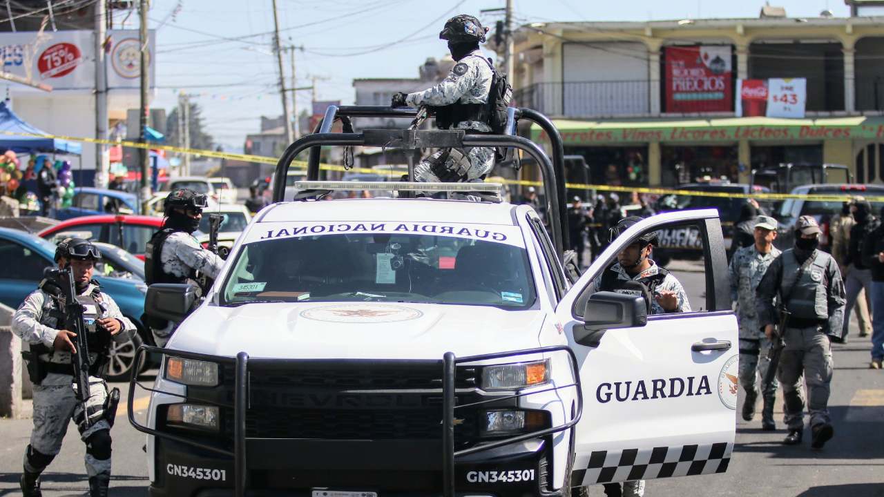 Cuerpos de rescate y paramédicos de Cruz Roja acudieron al sitio y confirmaron el deceso del agente.