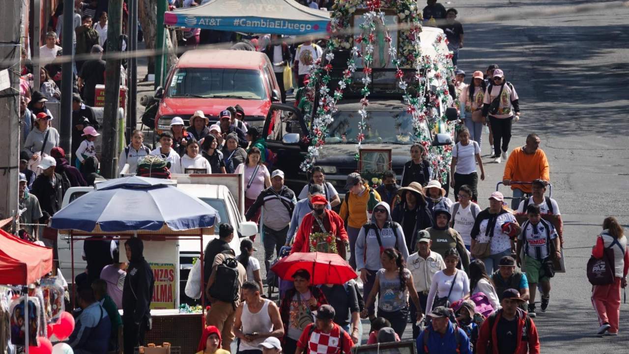 En bici, camión o a pie, peregrinos en familia, grupo o en solitario acuden a la Basílica de Guadalupe.