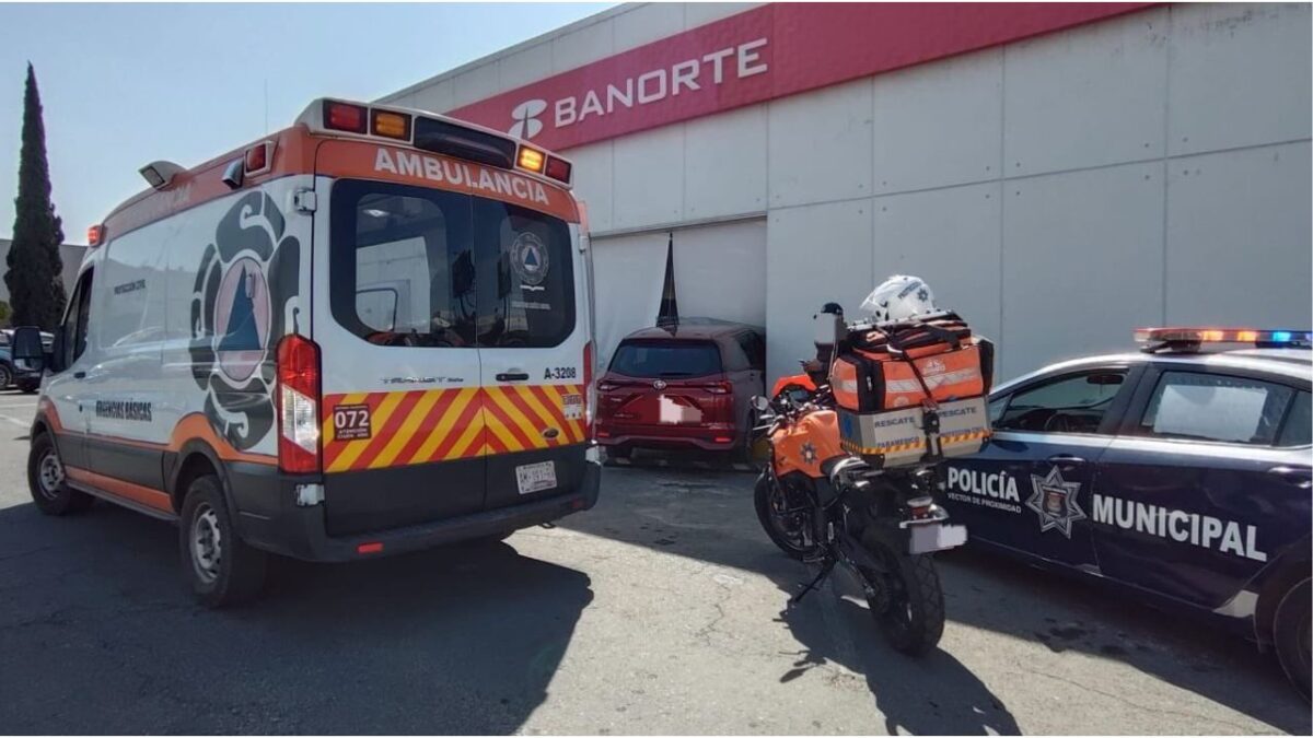 Un adulto mayor choca camioneta contra una sucursal bancaria