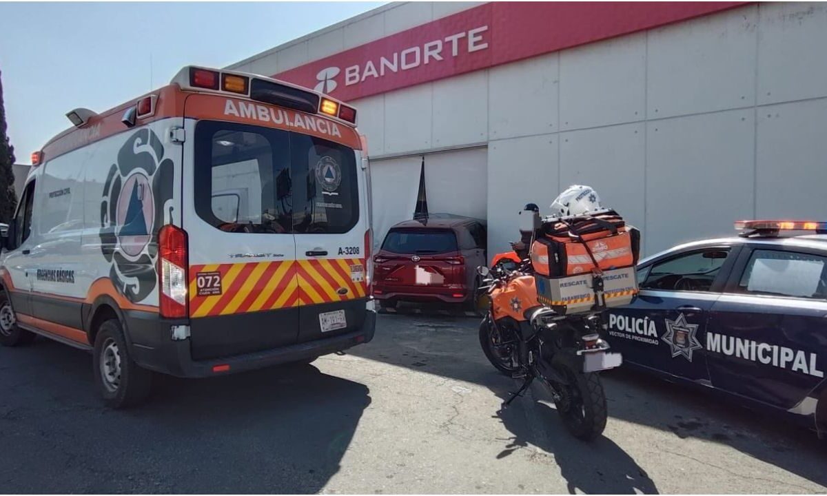 Un adulto mayor choca camioneta contra una sucursal bancaria