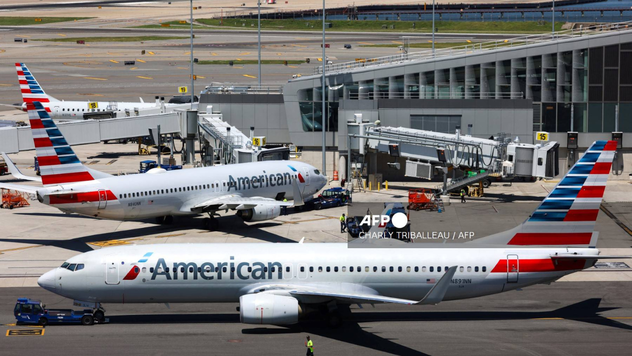 American Airlines suspende todos sus vuelos