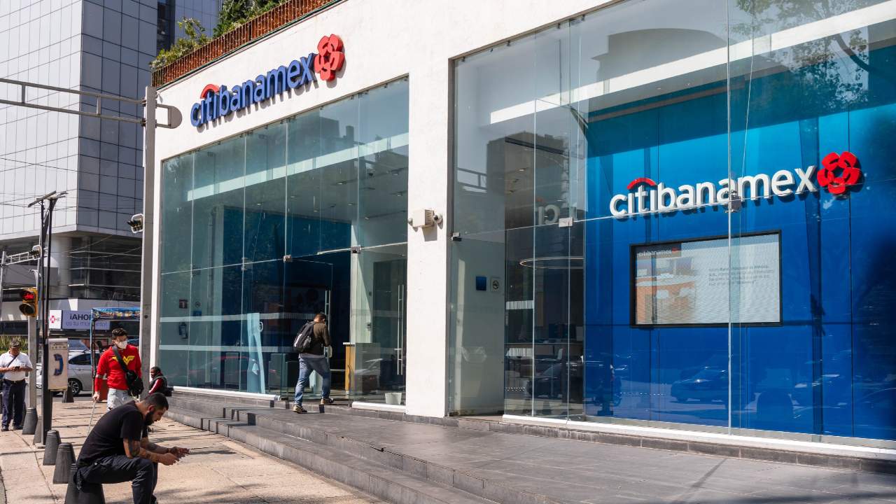 Además, Banamex estimó que la política fiscal será similar a la de este año.