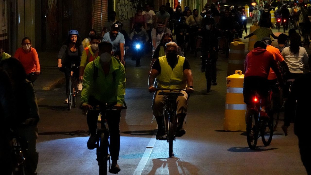 Ciclistas en la cpaital de noche