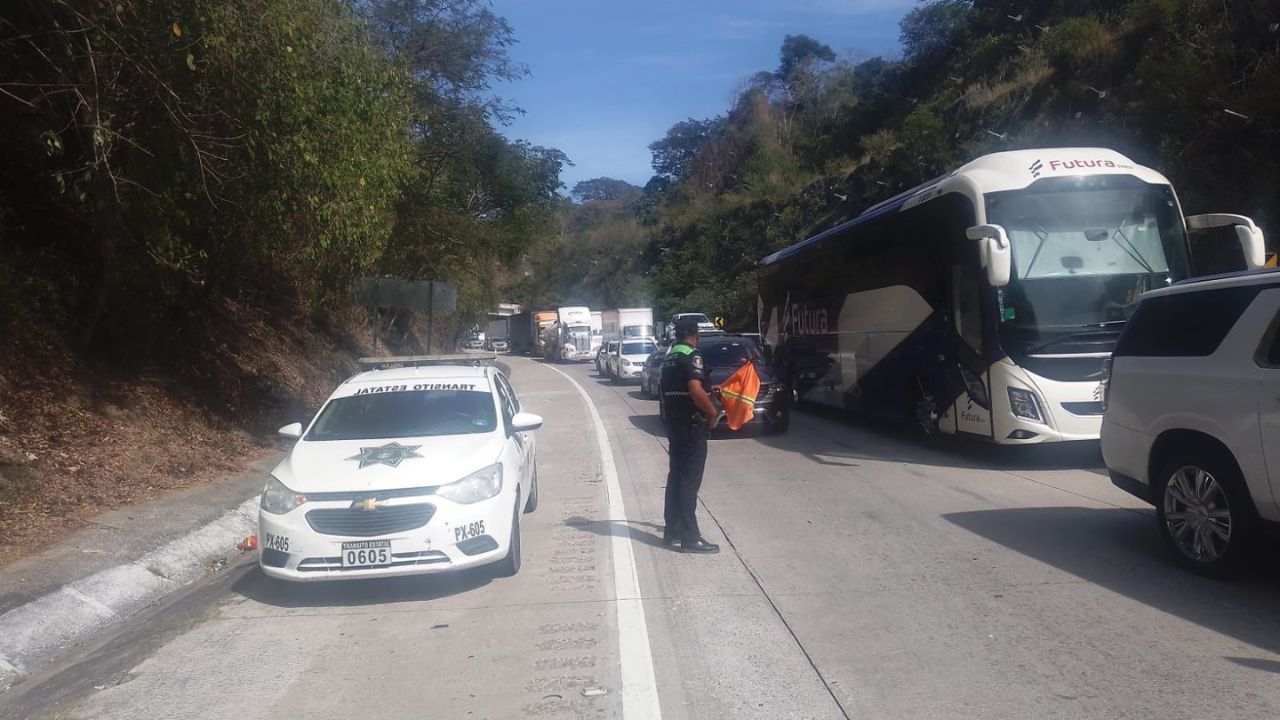 La circulación vehicular en la Autopista del Sol se ha visto afectada por más de cinco horas, luego del choque e incendio de un tractocamión.