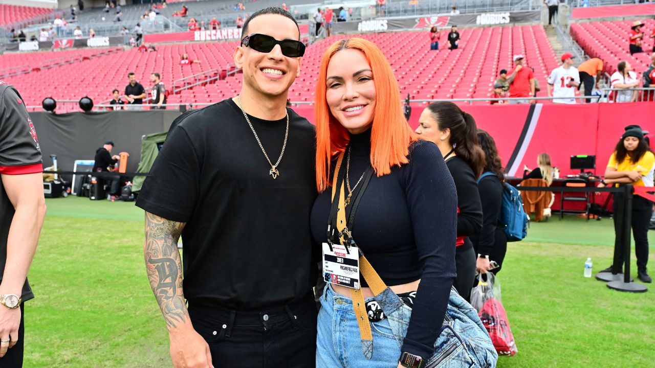 Daddy Yankee posando con su esposa, Mireddys González en 2022.