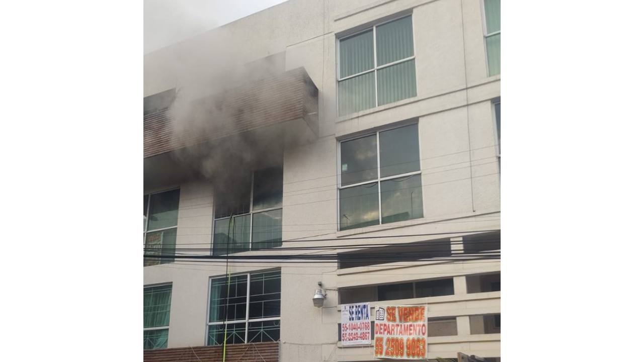 Fuego en edificio de Mixcoac.