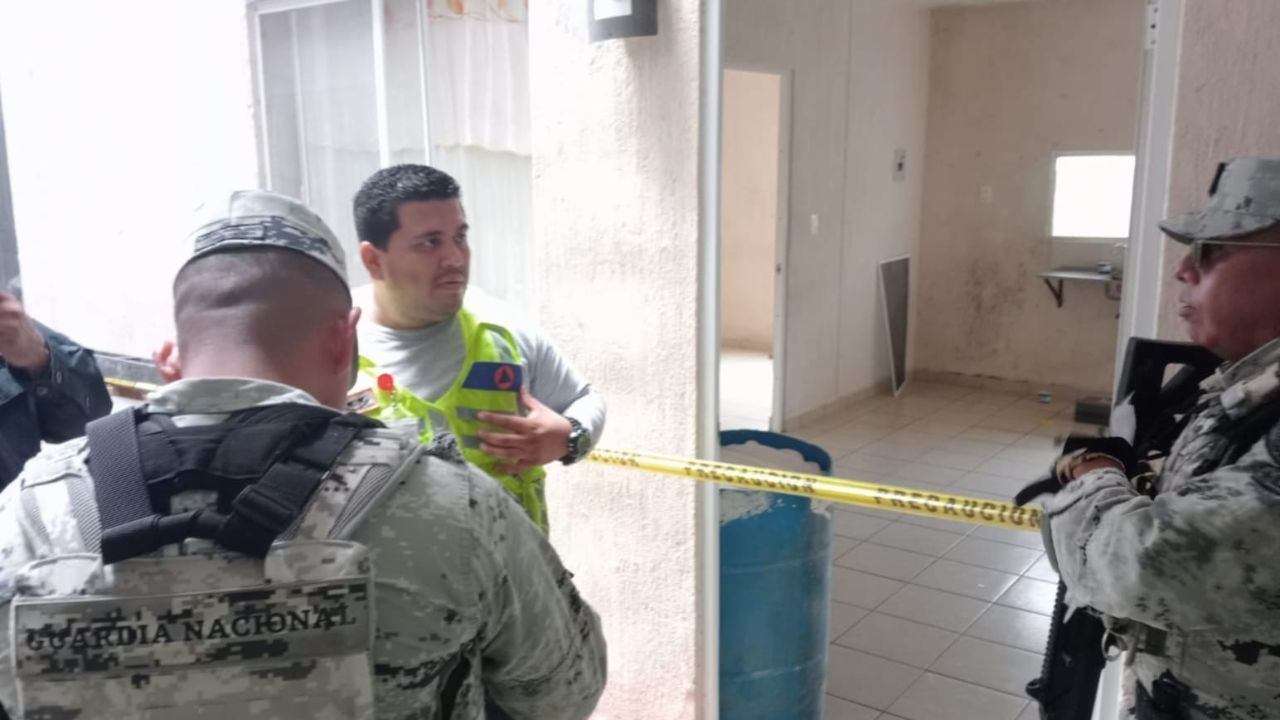 Elementos del Ejército y la Guardia Nacional aseguraron 159 tubos con explosivo en Solidaridad, Quintana Roo.