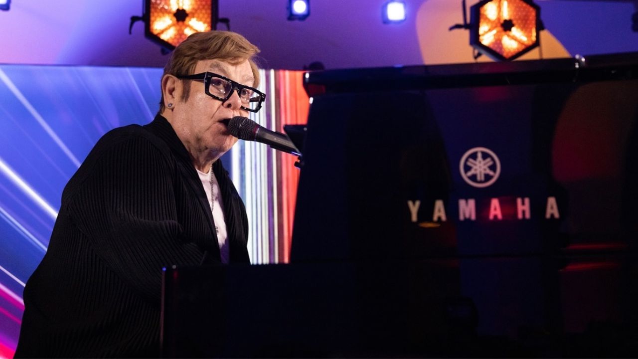 Elton John tocando el piano durante una presentación en octubre de 2024.