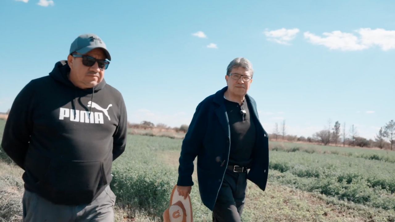 Ricardo Monreal recorriendo un campo de siembra tras anunciar iniciativa contra el maíz transgénico.