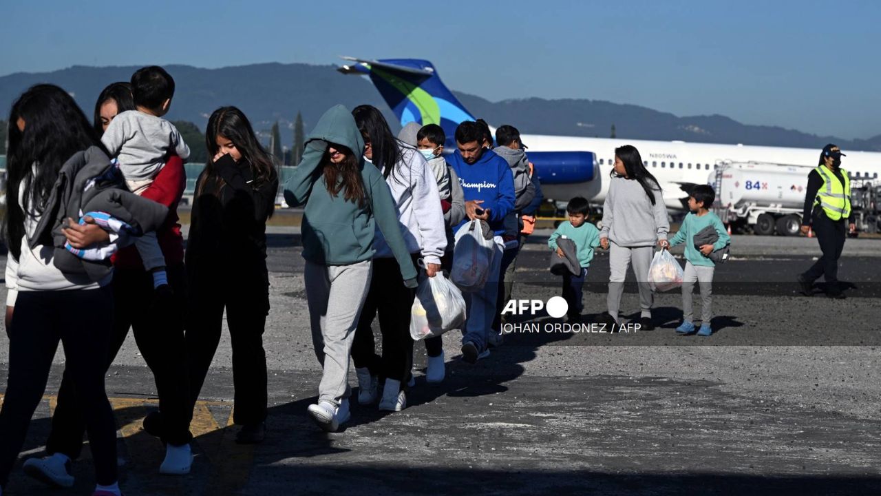 Guatemaltecos que Estados Unidos deportó bajando de un avión.