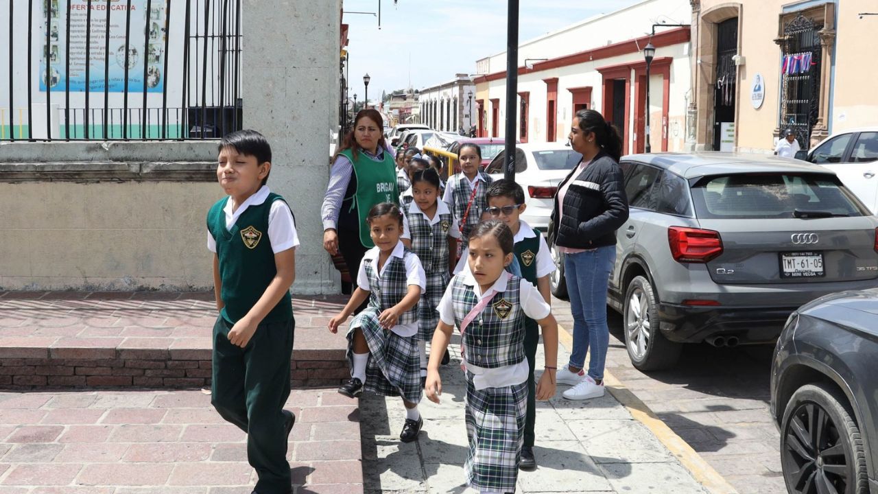 Estudiantes realizando simulacros