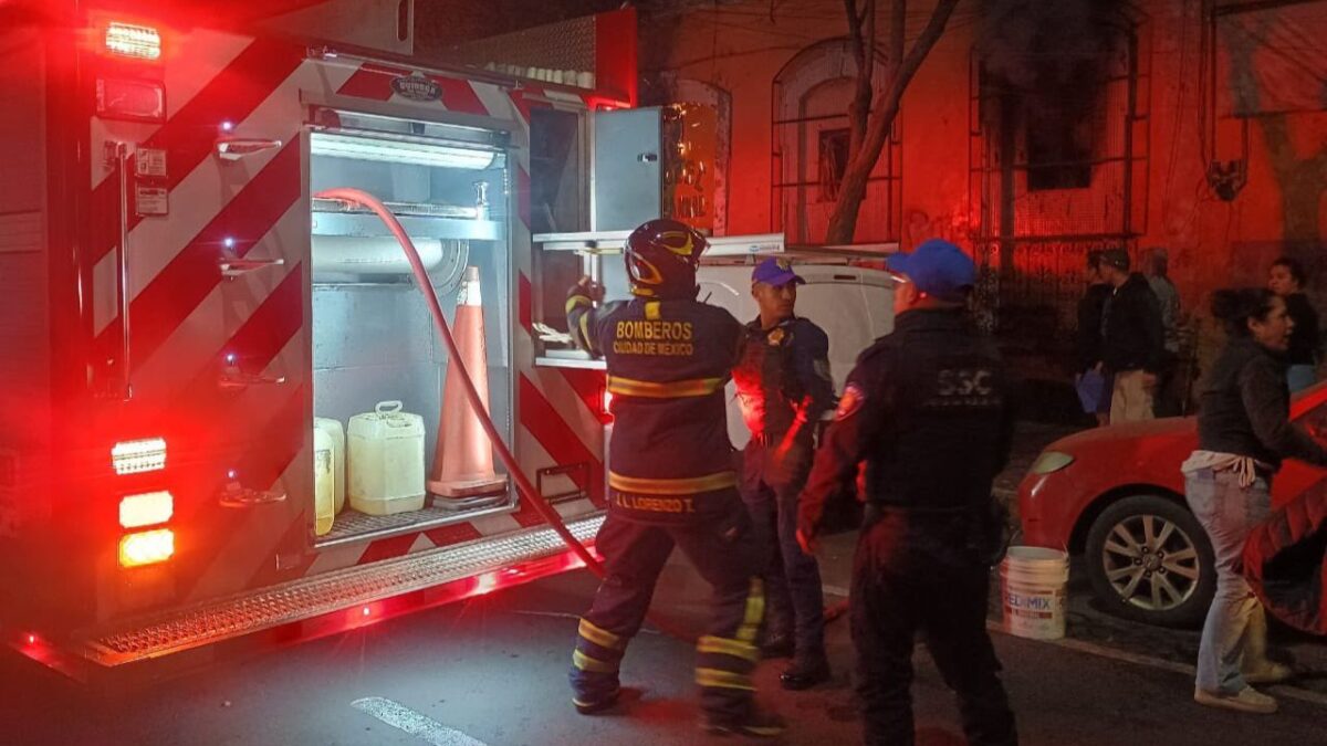 50 personas fueron evacuadas por el incendio en un hotel de la colonia Guerrero en la alcaldía Cuauhtémoc