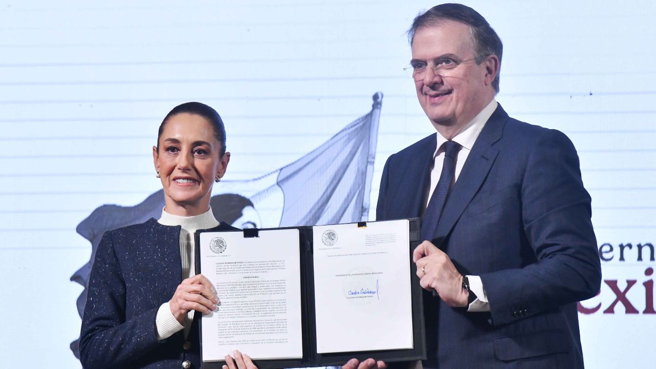 Sheinbaum firma decreto en por de la industria textil