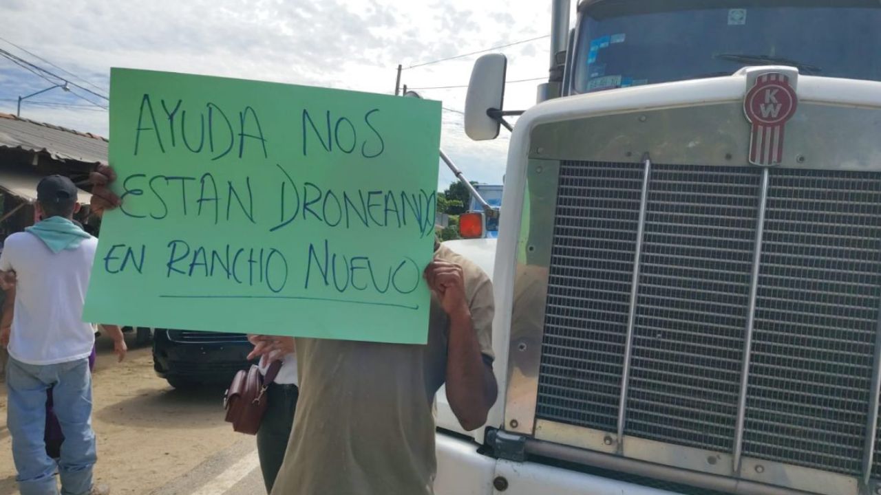 PETICIÓN. Los manifestantes exigen seguridad para varias poblaciones de Petatlán, ante la violencia de los días anteriores.