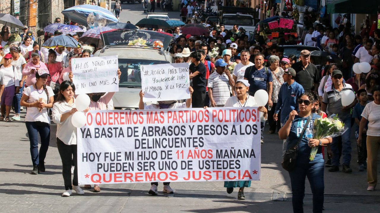 CORTEJO. El féretro de Diego recorrió diversas calles de Yautepec antes de ser depositado en su última morada.