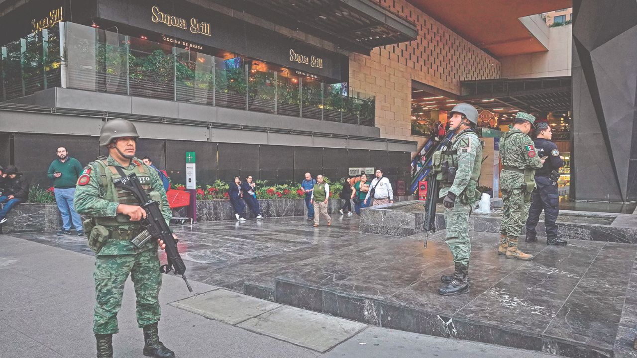 SEGURIDAD. Elementos del Ejército acudieron a resguardar la plaza Miyana tras el homicidio. 