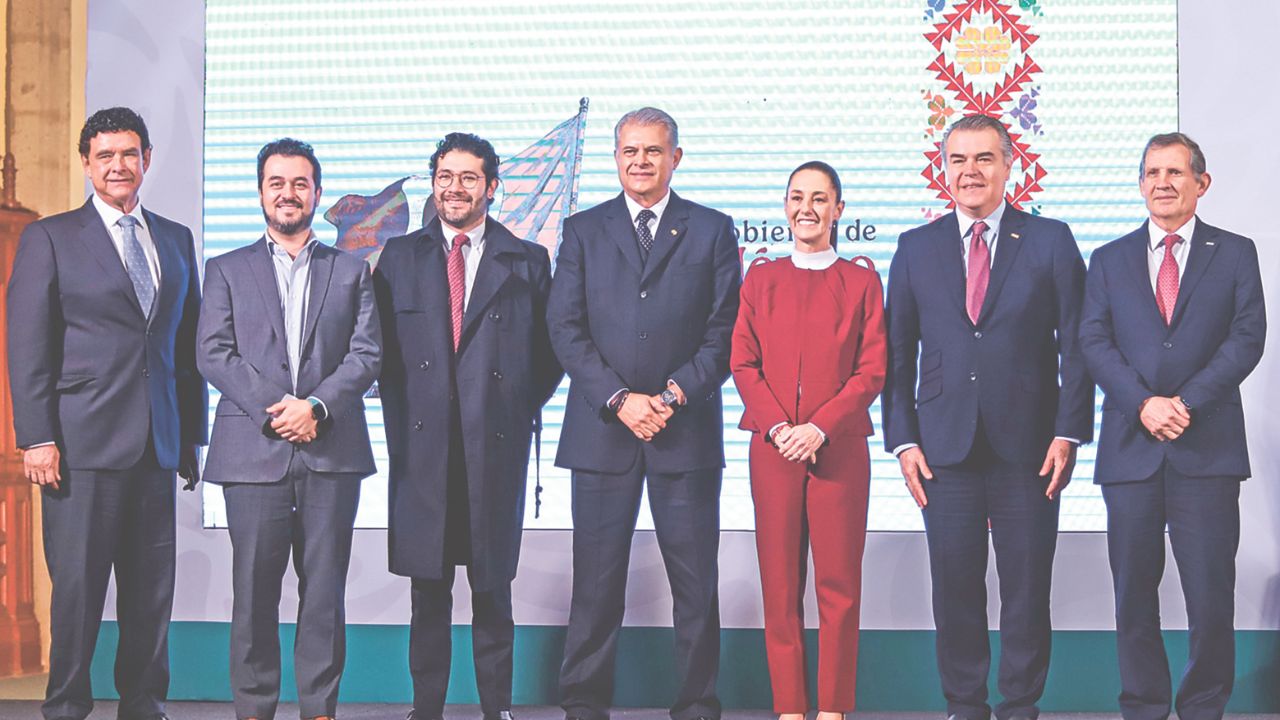 Reunión. La presidenta Sheinbaum en compañía de autoridades del sector laboral, entre ellos Marath Bolaños López, secretario del Trabajo y Previsión Social. 