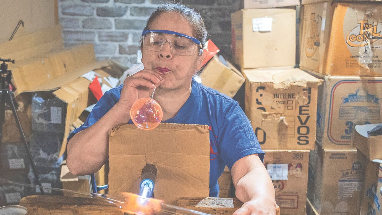 Producción. En el Castillo de la esfera se exhiben más de 300 modelos, desde las más sencillas hasta figuras como Frida Kahlo o superhéroes