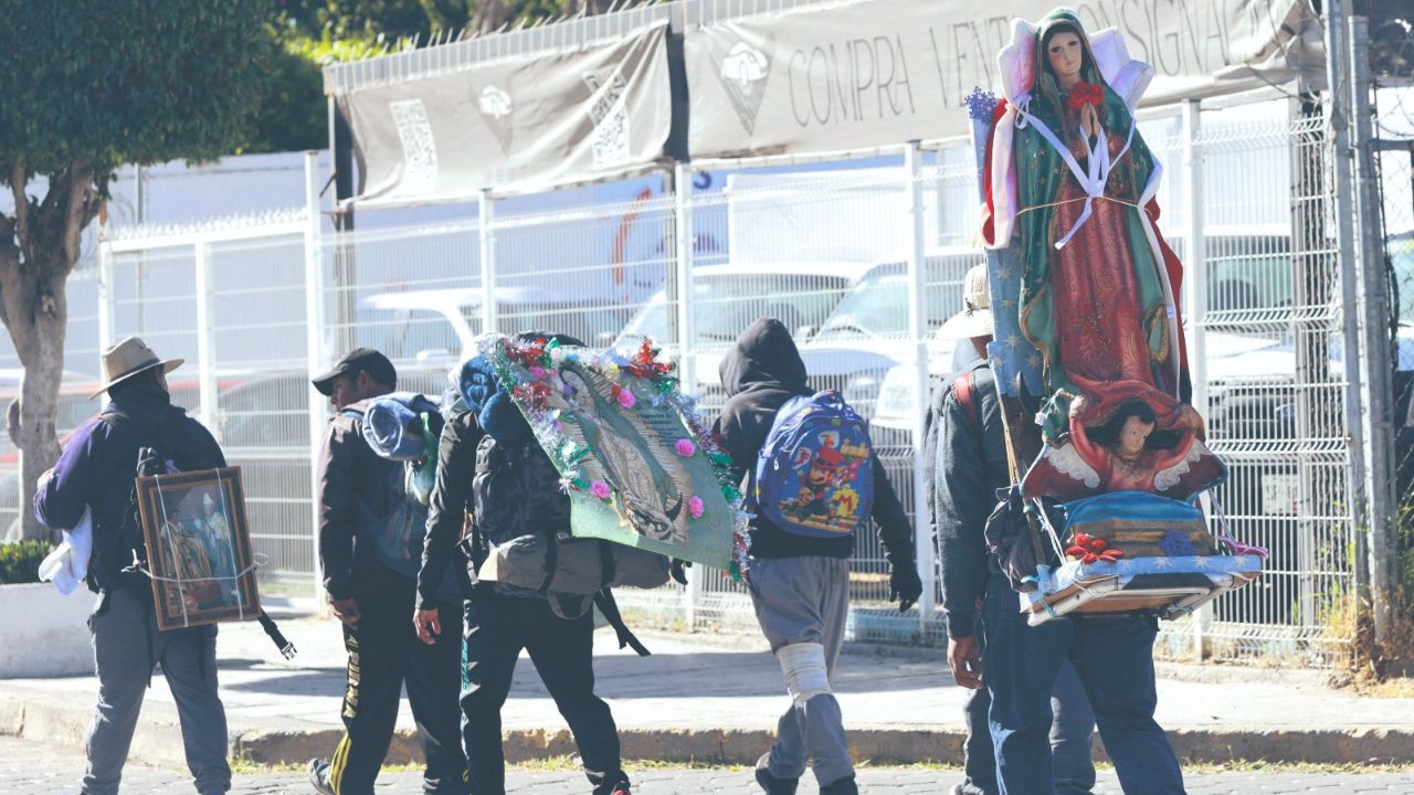 Agradecimiento. Miles de personas transitan ya por carreteras del país para llegar a visitar a la virgen de Guadalupe en la Basílica