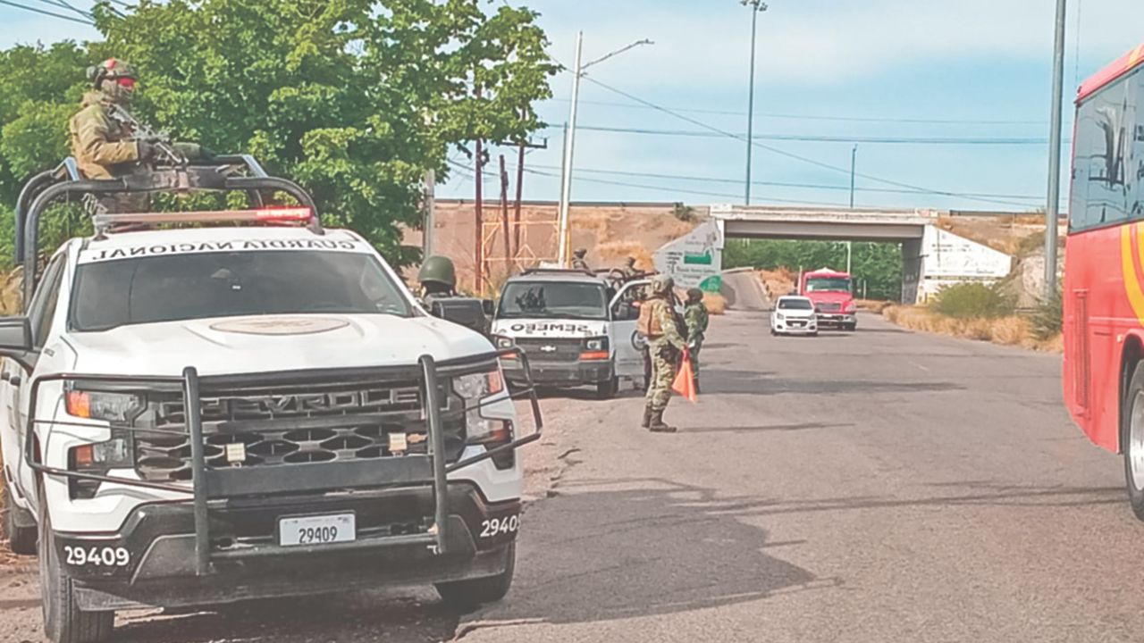 CRIMEN. Los cadáveres fueron hallados alrededor de las 9 horas, a pocos metros de la carretera que va del trébol de Costa Rica hacia la sindicatura.