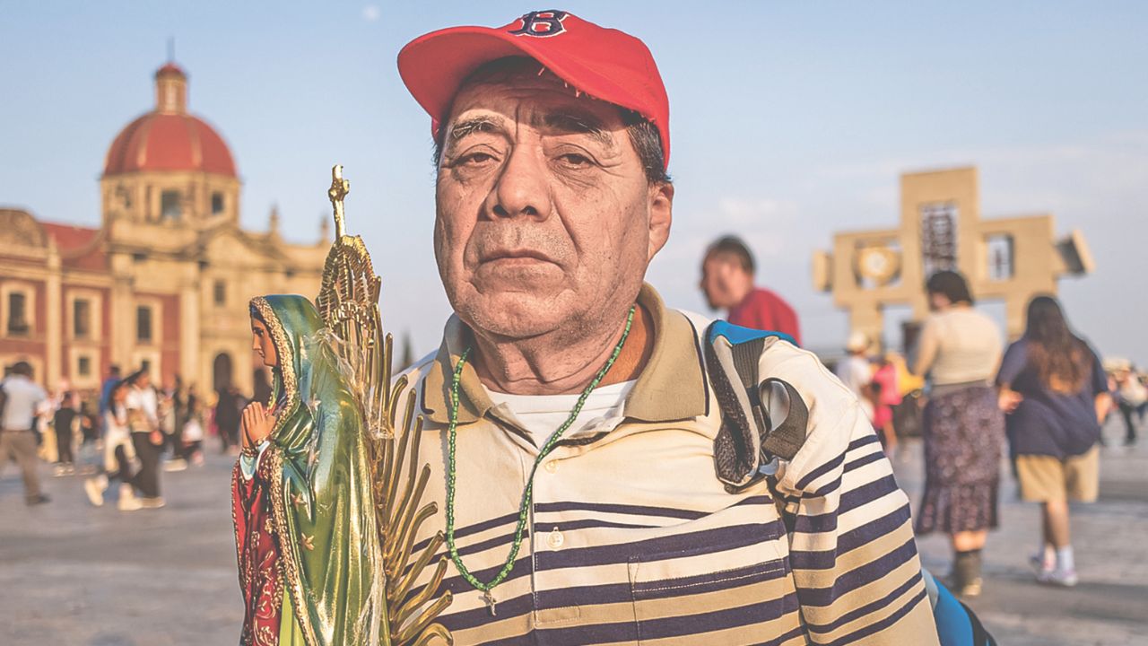 Caracterizados como Juan Diego, con imágenes de la Virgen de Guadalupe, miles de creyentes llegaron a las celebraciones