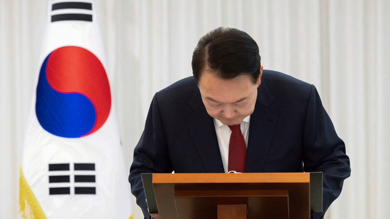 El presidente coreano Yoon Suk Yeol afirmó en un discurso televisado que dará "un paso al costado" y llamó a poner fin a la "política de los excesos".