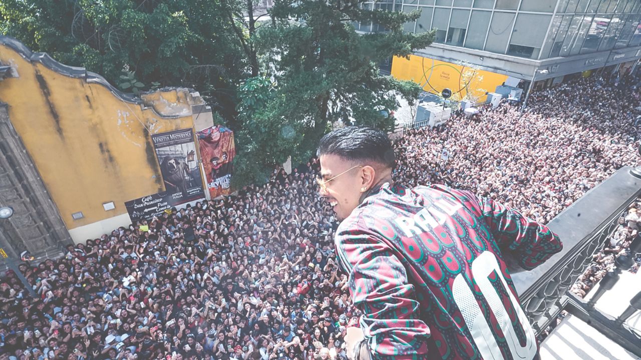 El cantante y compositor de música urbana, Raw Alejandro lanzó su esperado quinta larga duración de estudio, Cosa Nuestra.