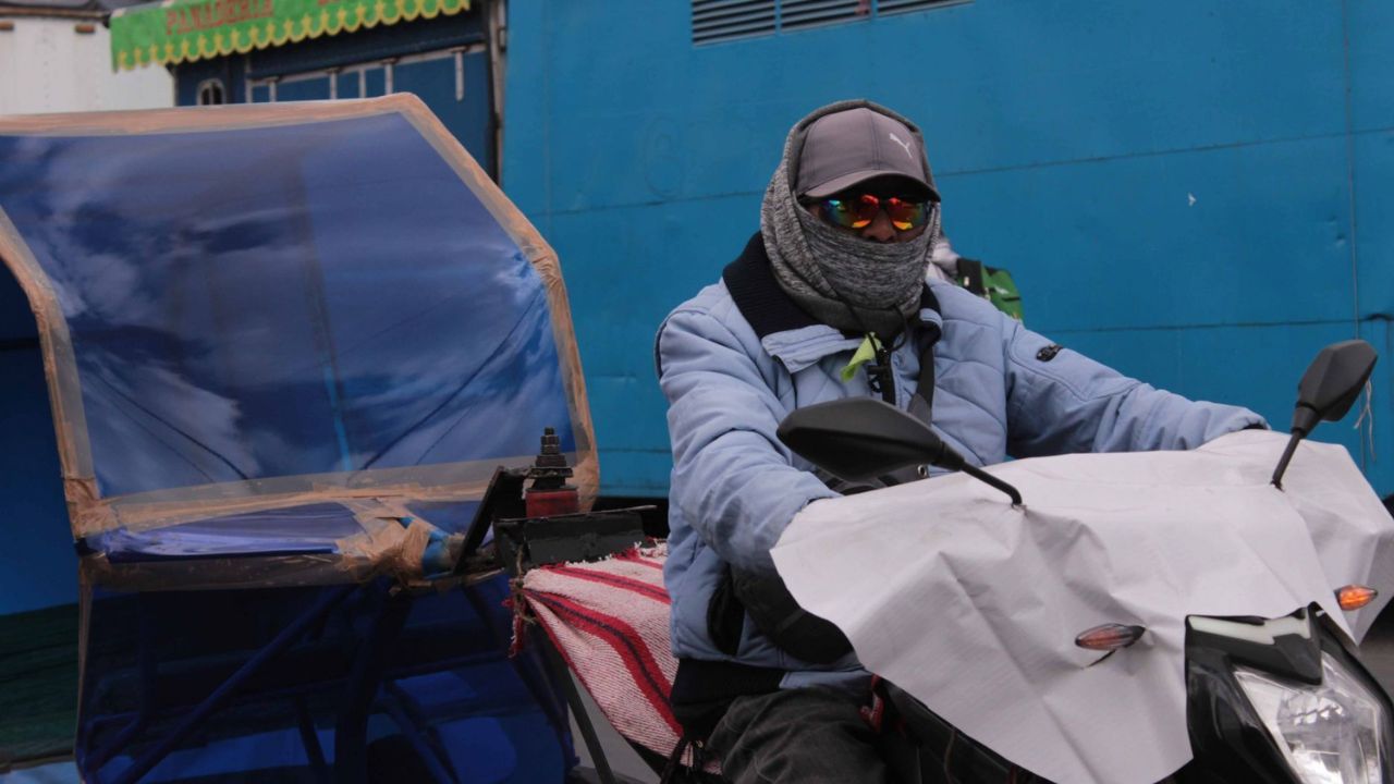 Ante el clima frío que prevale por las mañanas en la CDMX, transportistas se abrigan bien para evitar enfermarse ante las bajas temperaturas