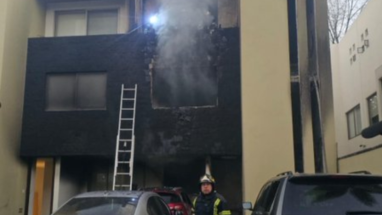 Fuego consume vivienda