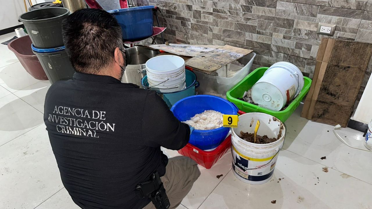 Elemento de la Agencia de Investigación Criminal en decomiso de metanfetamina en Culiacán